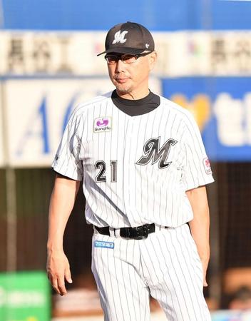 　９回、投手交代を告げた吉井監督（撮影・開出牧）