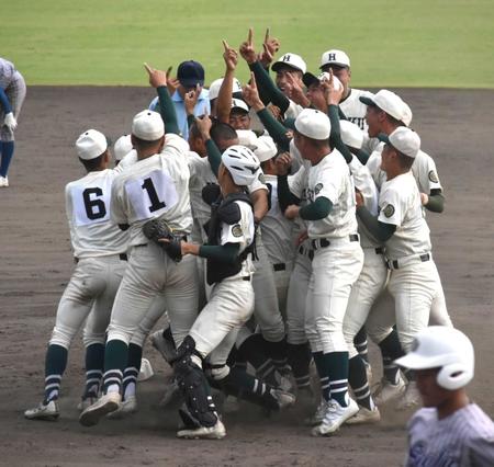 　２年連続優勝を果たし、マウンドに集まる報徳学園ナイン