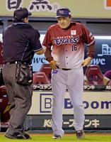 　４回の攻撃を終え、投手交代を告げる石井監督