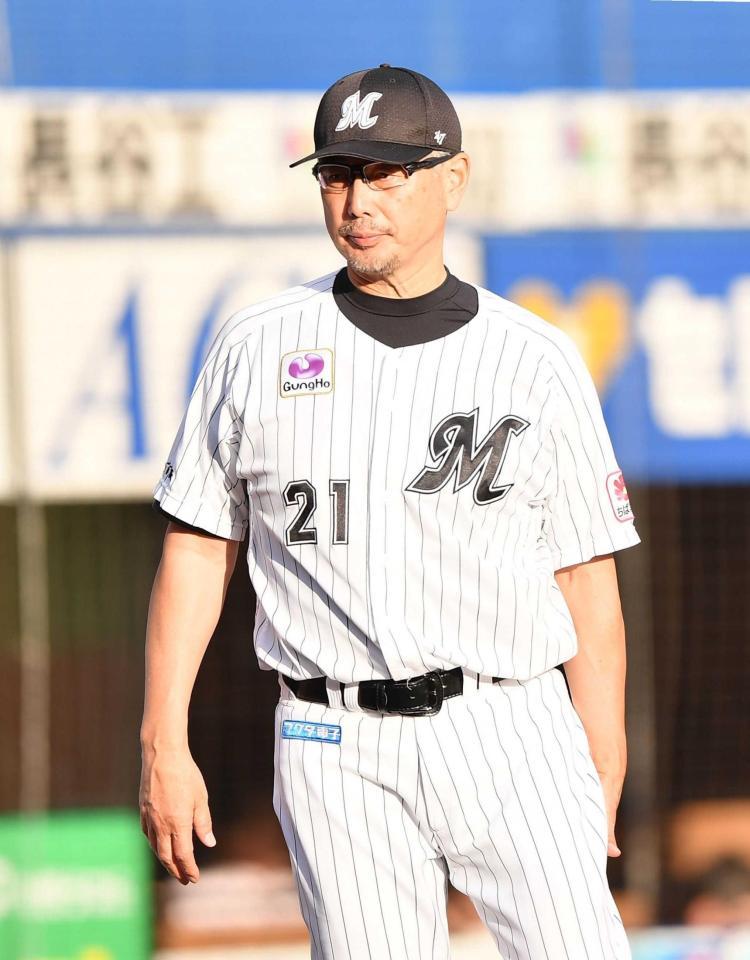 　９回、投手交代を告げた吉井監督（撮影・開出牧）