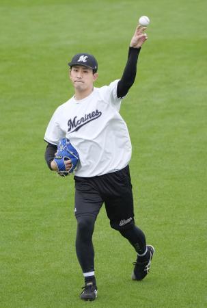 　楽天戦が雨天中止になり、キャッチボールで調整するロッテ・小島＝楽天モバイルパーク