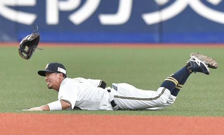 　７回、柳町の打球を好守する安達（撮影・石井剣太郎）