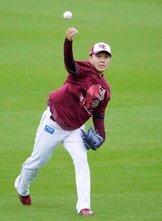 　雨天中止になり、キャッチボールで調整する則本