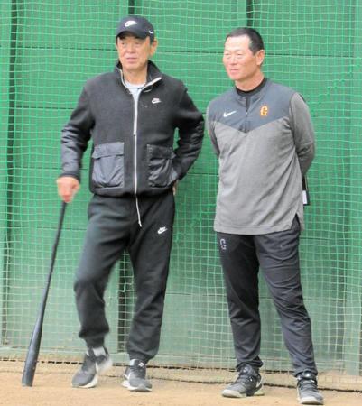 　入団テストを視察する水野スカウト部長（左）と桑田ファーム総監督