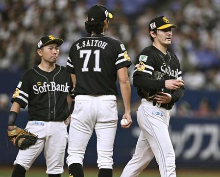 　６回途中で降板する有原（右）