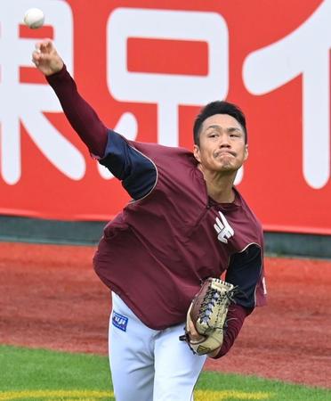 　登板に向け、キャッチボールで調整する則本（撮影・西岡正）
