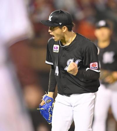 　１回、岡島を併殺打に打ち取ってピンチを脱し、ガッツポーズの小島（撮影・西岡正）