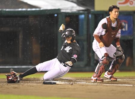 　２回、岡の右翼線への適時打で生還する山口（撮影・西岡正）