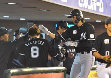 　２回、先制打を放ち、ナインに祝福される岡（右）＝撮影・西岡正