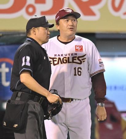 　７回、投手交代を告げる石井監督（撮影・西岡正）