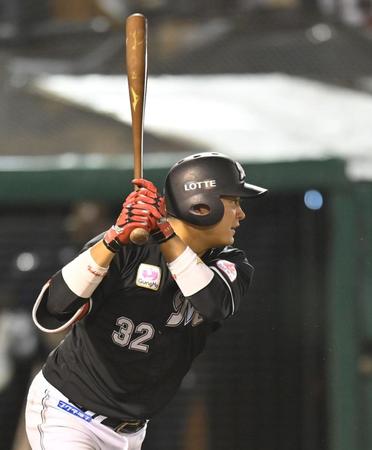 　８回、２点二塁打を放つ佐藤都（撮影・西岡正）