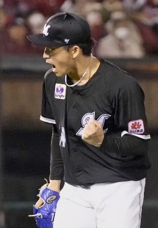 　１回、１死満塁のピンチで楽天・岡島を遊ゴロ併殺に打ち取り、ガッツポーズするロッテ・小島＝楽天モバイルパーク