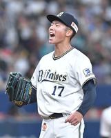　５回、柳町を三振に斬って雄たけびを上げる曽谷（撮影・石井剣太郎）