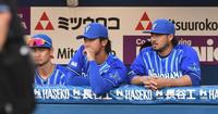 　戦況を見つめる今永（中央）と宮崎（撮影・佐々木彰尚）
