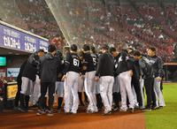 　試合前に円陣を組むロッテナイン（撮影・西岡正）