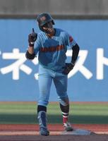 　７回、適時二塁打を放ったＥＮＥＯＳ・度会隆輝（撮影・佐々木彰尚）