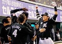 　４回、本塁打を放ち、ナインに迎えられる安田（右）