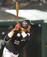 　８回、２点二塁打を放つ佐藤都（撮影・西岡正）
