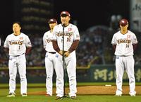 　セレモニーであいさつする石井監督（中央）＝撮影・西岡正