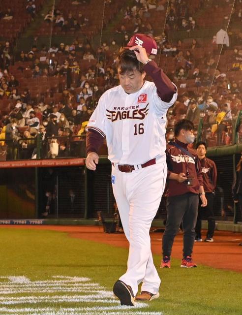 楽天・石井監督 最終戦で謝罪より注目されたのは右肩の?ロッテに敗れてCS逃す