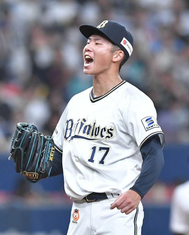 　５回、柳町を三振に斬って雄たけびを上げる曽谷（撮影・石井剣太郎）