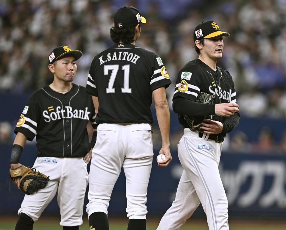 　６回途中で降板する有原（右）