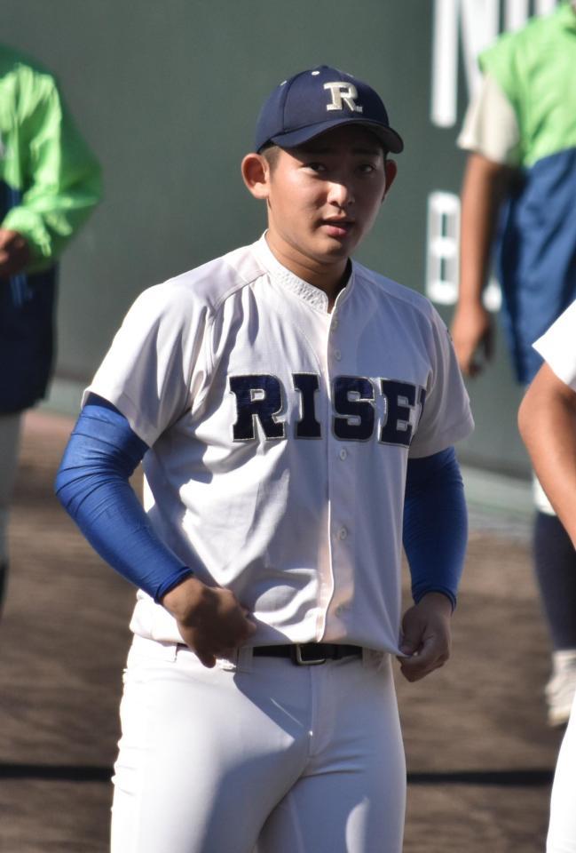 　試合前、リラックスする履正社・元木翔大
