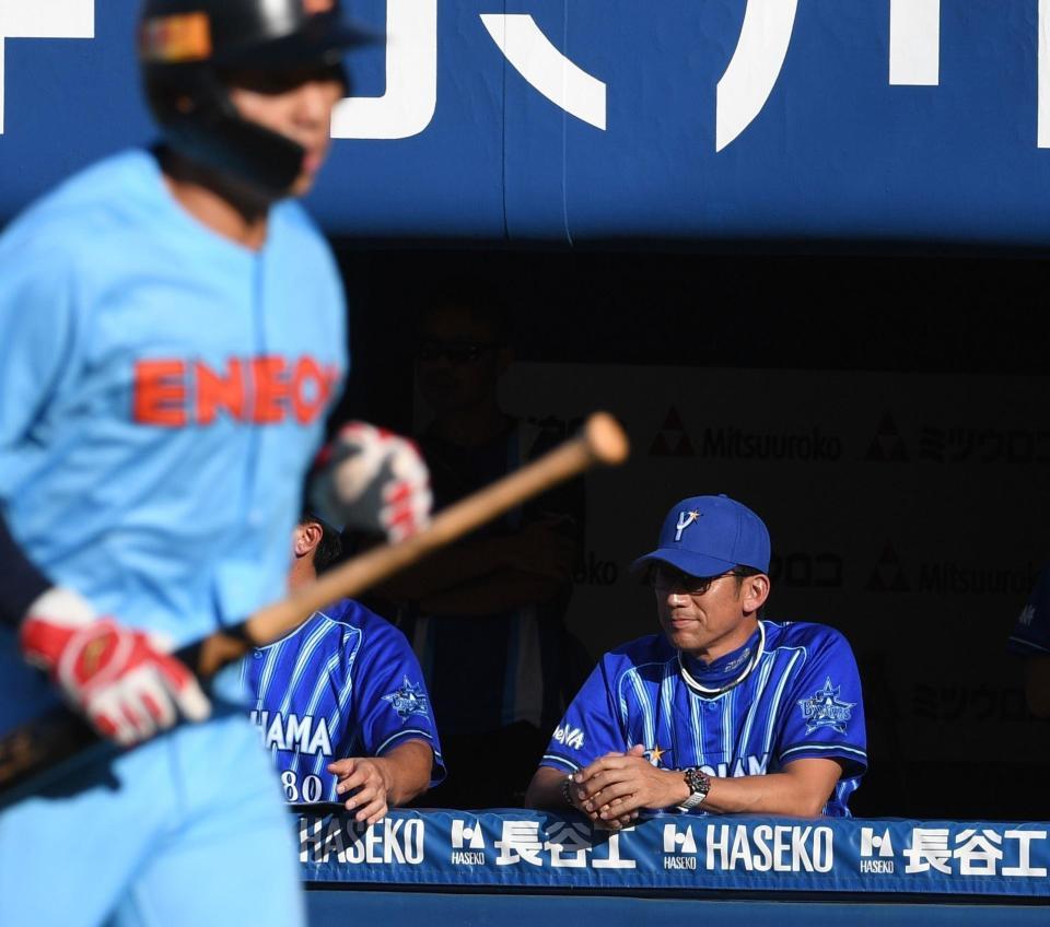 　６回、ＥＮＥＯＳに先制点を許し厳しい表情の三浦監督（撮影・佐々木彰尚）