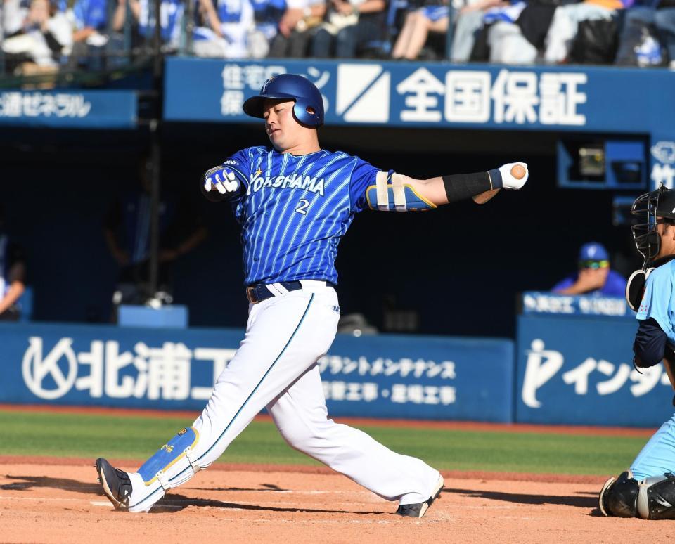 　６回、代打・牧は空振り三振に倒れる（撮影・佐々木彰尚）