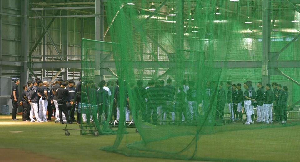 　練習開始前に室内で円陣を組むロッテナイン（撮影・西岡正）