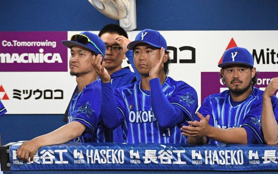 　９回を無失点に抑えた石川に拍手をする今永（撮影・佐々木彰尚）