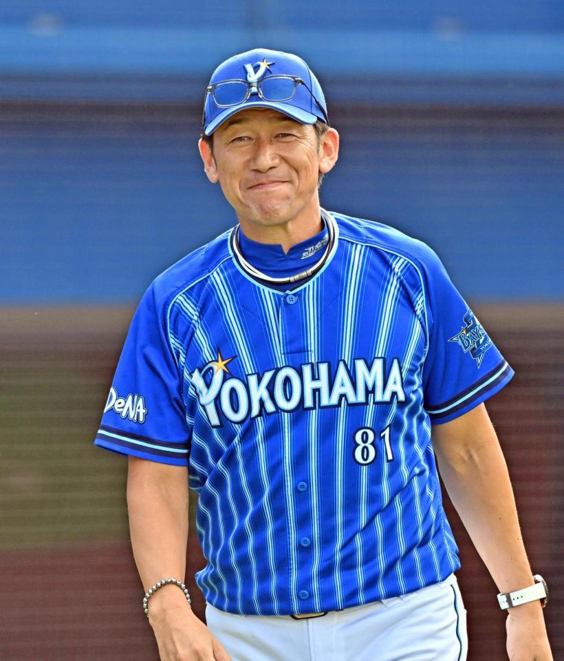 　ＥＮＥＯＳとの練習試合で、投手交代を告げ笑みを見せる三浦監督