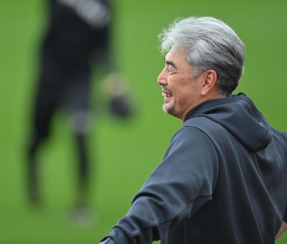 　リラックスした表情で練習を見る吉井監督（撮影・西岡正）