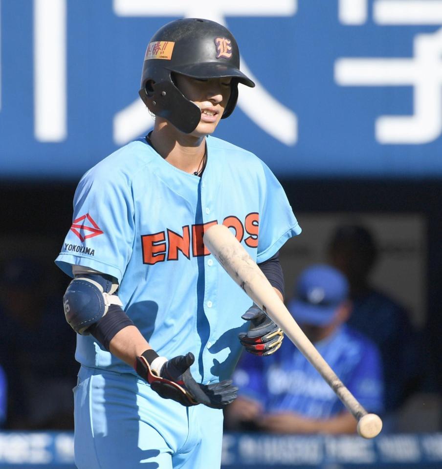 　５回、三直に倒れたＥＮＥＯＳ・度会隆輝（撮影・佐々木彰尚）