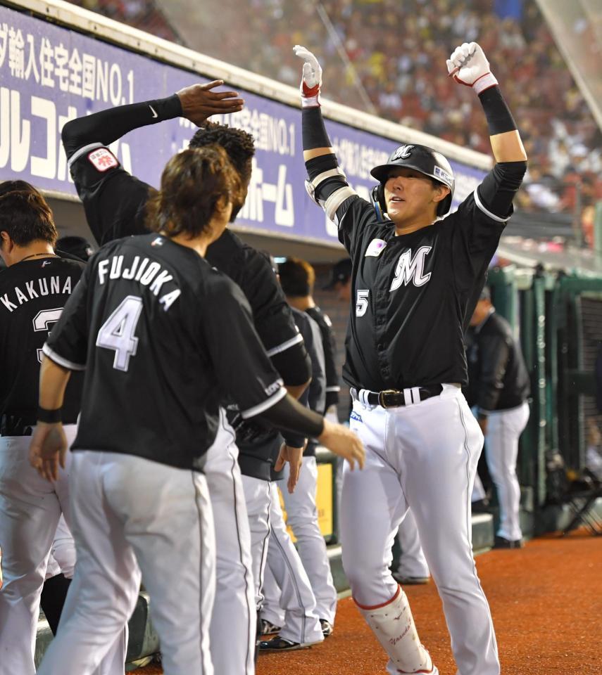 　４回、ソロを放ち、ポランコ（左）と喜び合う安田（撮影・西岡正）