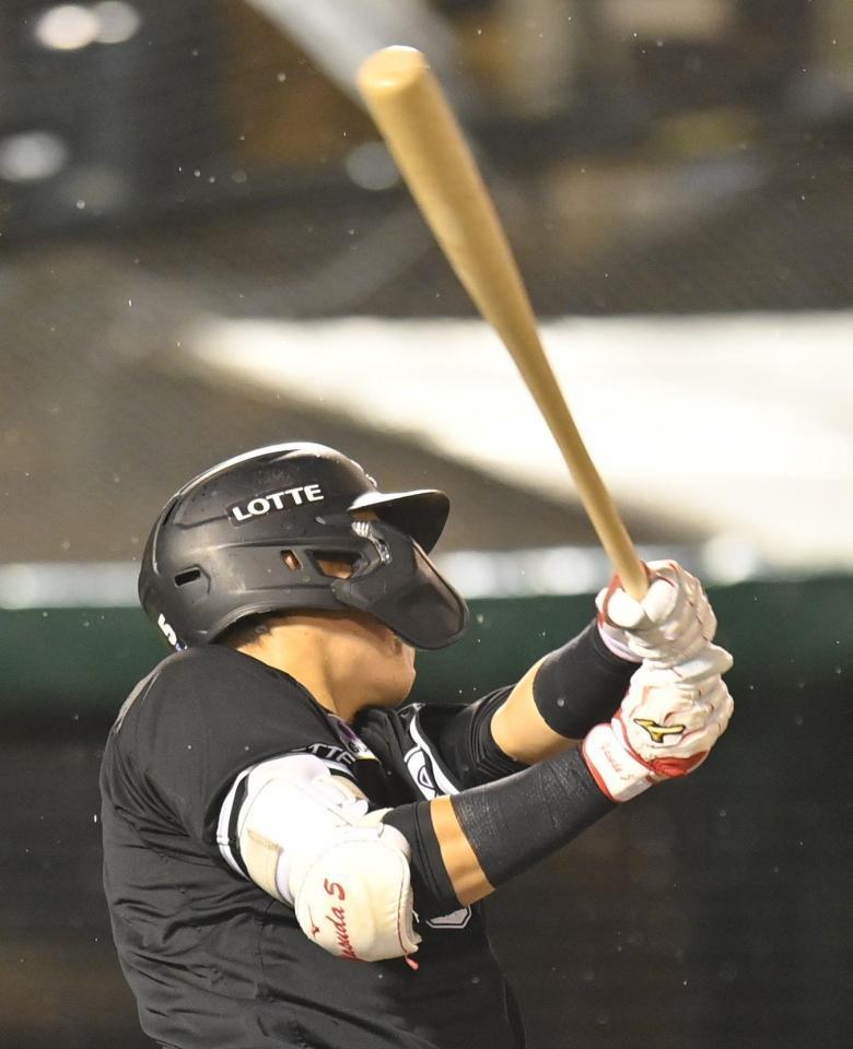 　４回、左越えソロを放つ安田（撮影・西岡正）