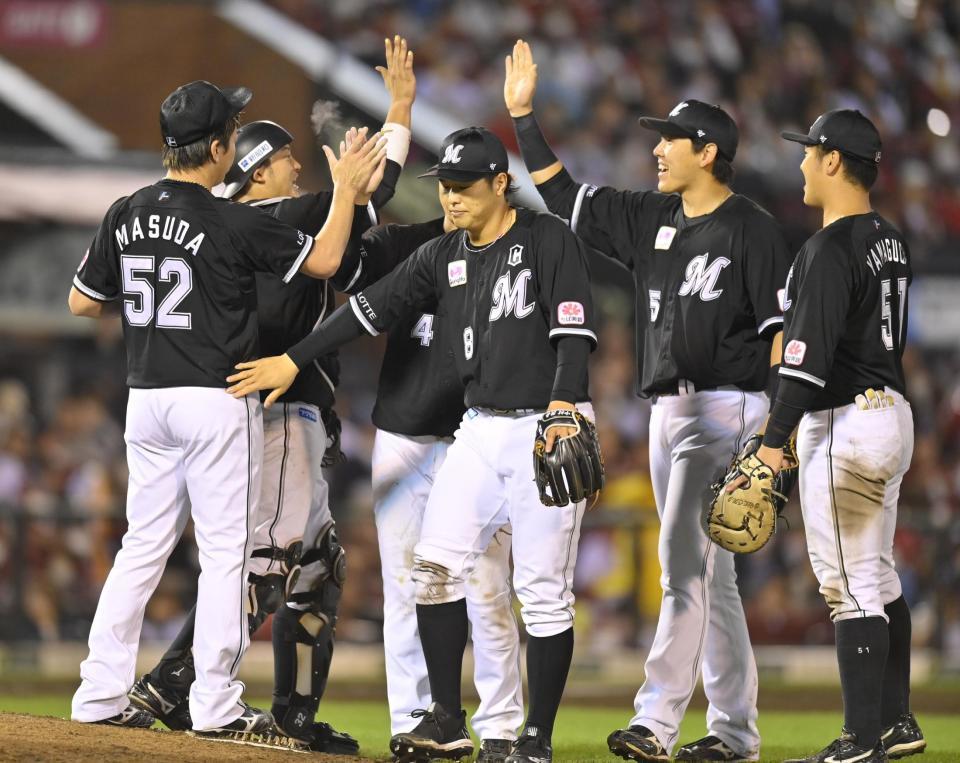 　２位でＣＳ進出を決め、タッチを交わすロッテナイン（撮影・西岡正）