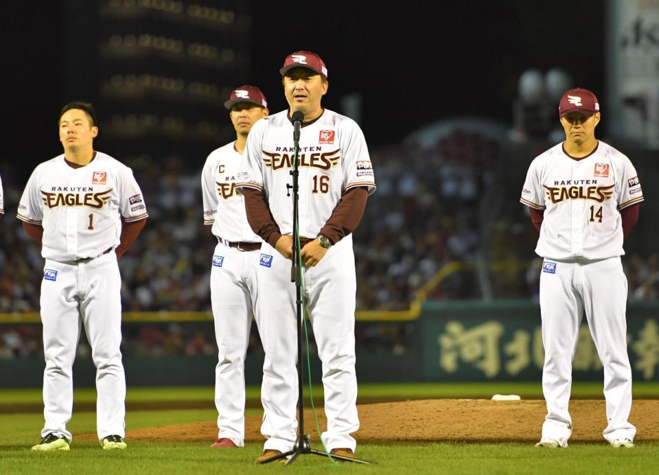 　セレモニーであいさつする石井監督（中央）＝撮影・西岡正