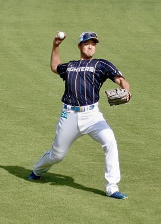 　来季の実戦復帰を目指してキャッチボールをする斎藤友