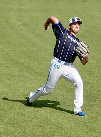 　来季の実戦復帰を目指してキャッチボールをする斎藤友