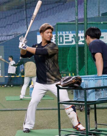 　１軍の練習に合流し、打撃練習するオリックス・頓宮＝京セラドーム