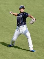 　来季の実戦復帰を目指してキャッチボールをする斎藤友