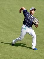 　来季の実戦復帰を目指してキャッチボールをする斎藤友