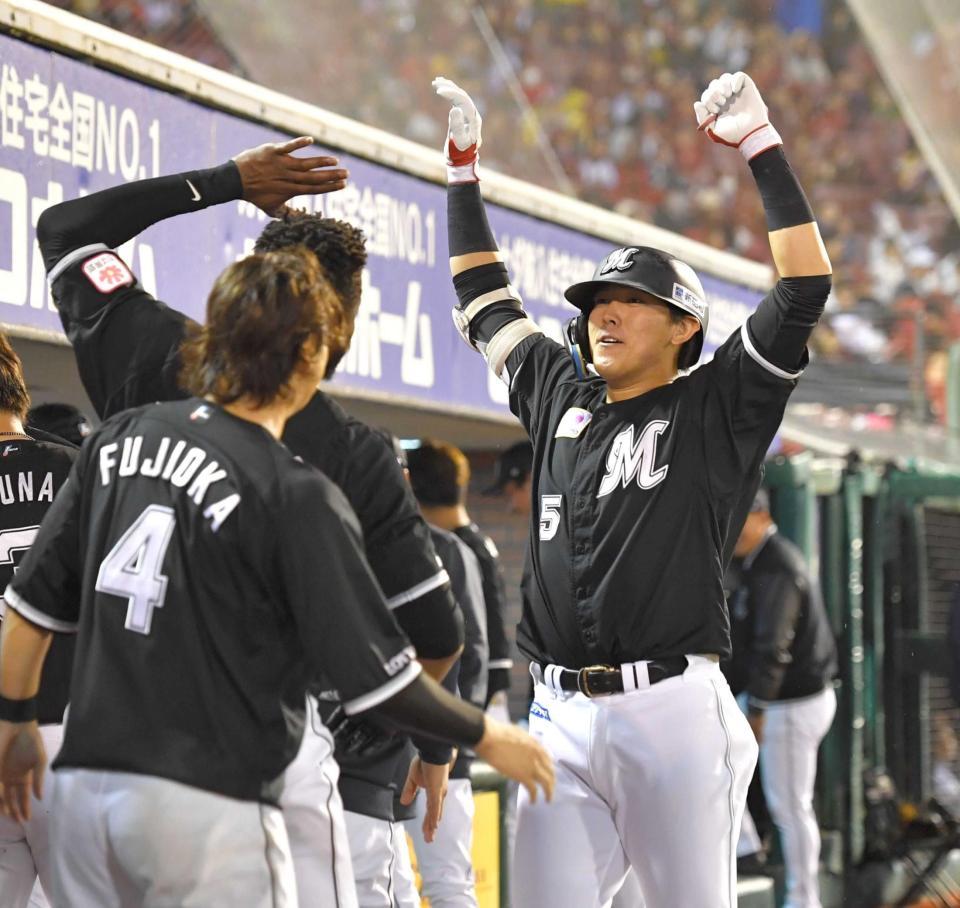 　４回、ソロを放ち、ポランコ（左）と喜び合う安田（撮影・西岡正）