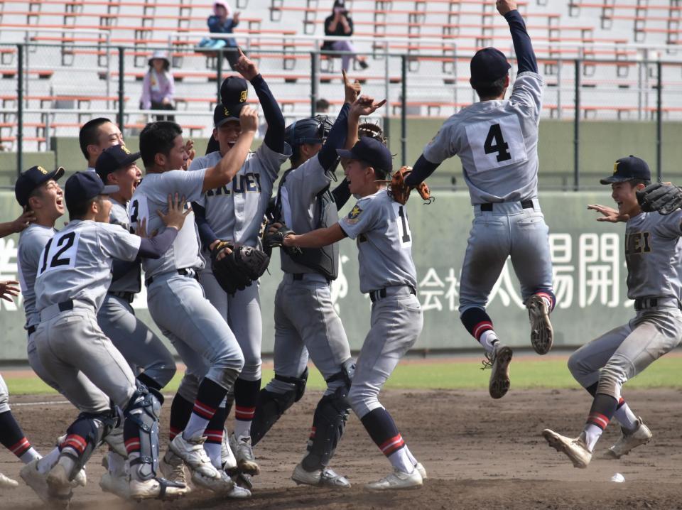 　優勝し、マウンドに集まる仙台育英ナイン