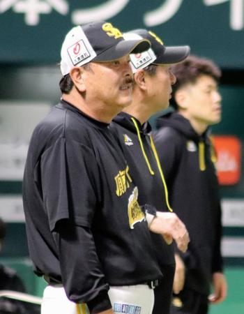 　クライマックスシリーズに向け、練習を見守る藤本監督（手前）