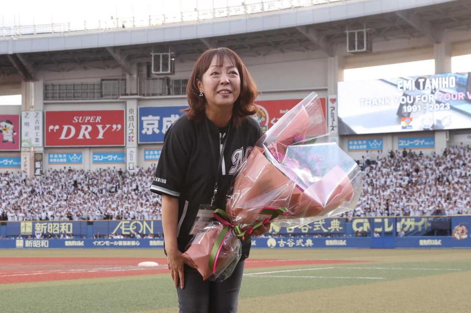 　公式戦最後の場内アナウンスを終え、花束を手にスタンドに礼をする谷保恵美さん