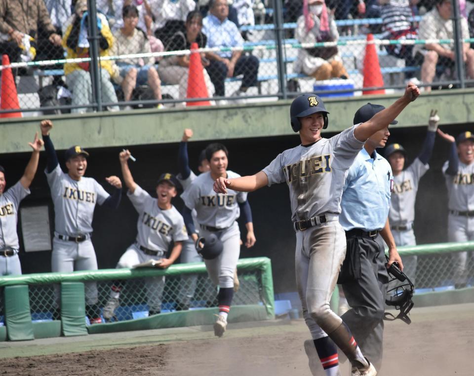 　八回、勝ち越しのホームを踏み、ガッツポーズを見せる仙台育英・山田脩也