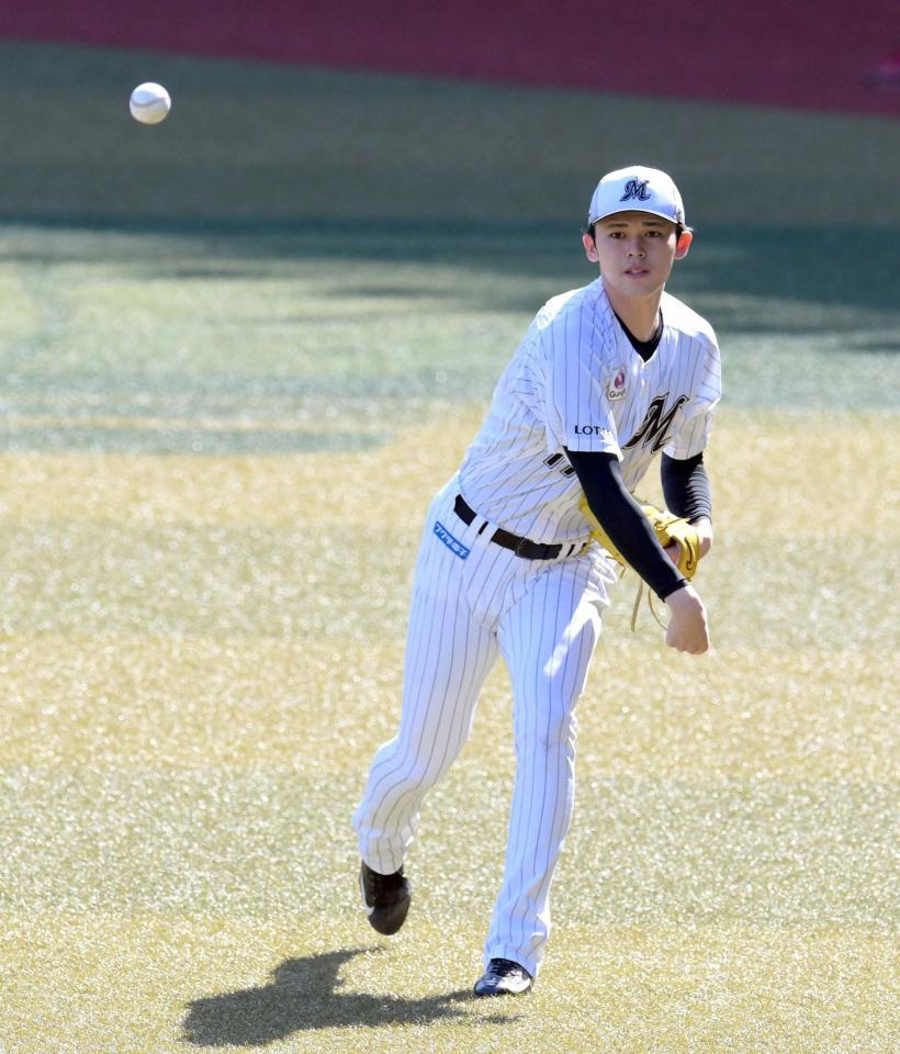 　キャッチボールで調整する佐々木朗（撮影・伊藤笙子）