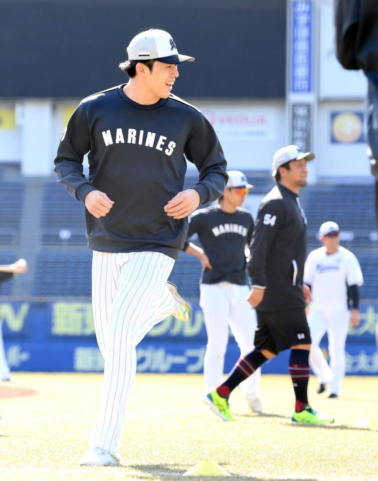 　アップ中に笑顔を見せる佐々木朗（撮影・伊藤笙子）